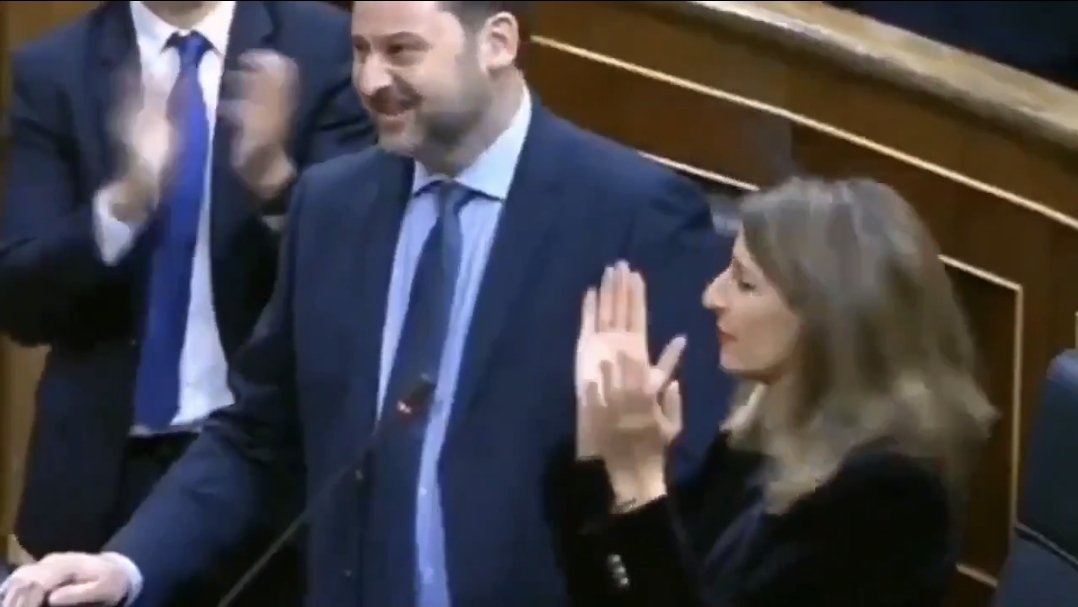 Un minuto y medio estuvo Yolanda Díaz aplaudiendo al putero que se forró traficando con mascarillas en la pandemia.
La presidenta del parlamento, Ángel Víctor Torres y tantos otros pusieron pasta de sus ciudadanos en ese pozo de corrupción y ahí siguen de rositas