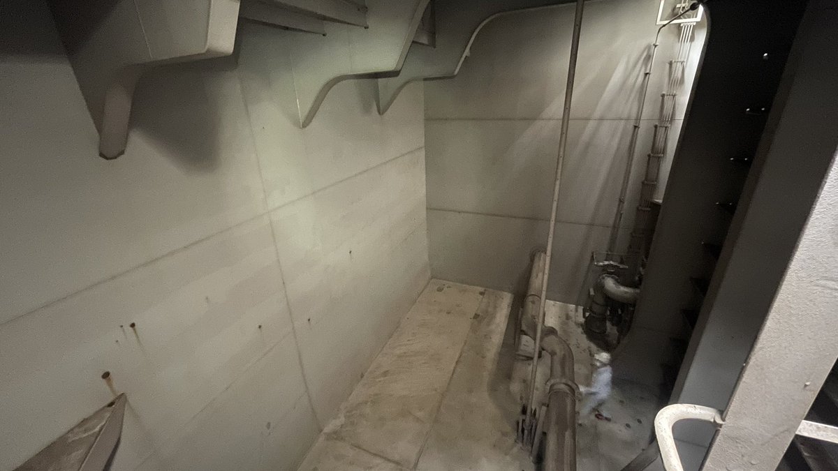 ガソリンなどを運ぶ石油タンカー船のタンク内はどうなってるの？というご質問。このように前後に太い配管が走っています。灯油や軽油など複数の石油製品が積めるように前後は５つ程度に仕切られています。左右には同じ種類の製品を積みますが、揺れを小さくするために真ん中が壁で仕切られています。