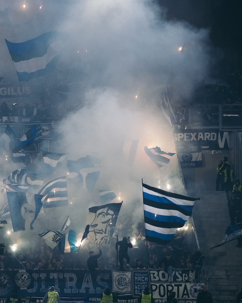 Ultramaniatics's tweet photo. Arminia Bielefeld pyroshow in Darmstadt
🇩🇪 01.11 https://t.co/QTYhNbAGAI