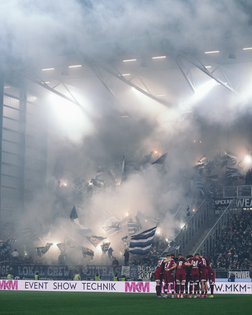 Ultramaniatics's tweet photo. Arminia Bielefeld pyroshow in Darmstadt
🇩🇪 01.11 https://t.co/QTYhNbAGAI