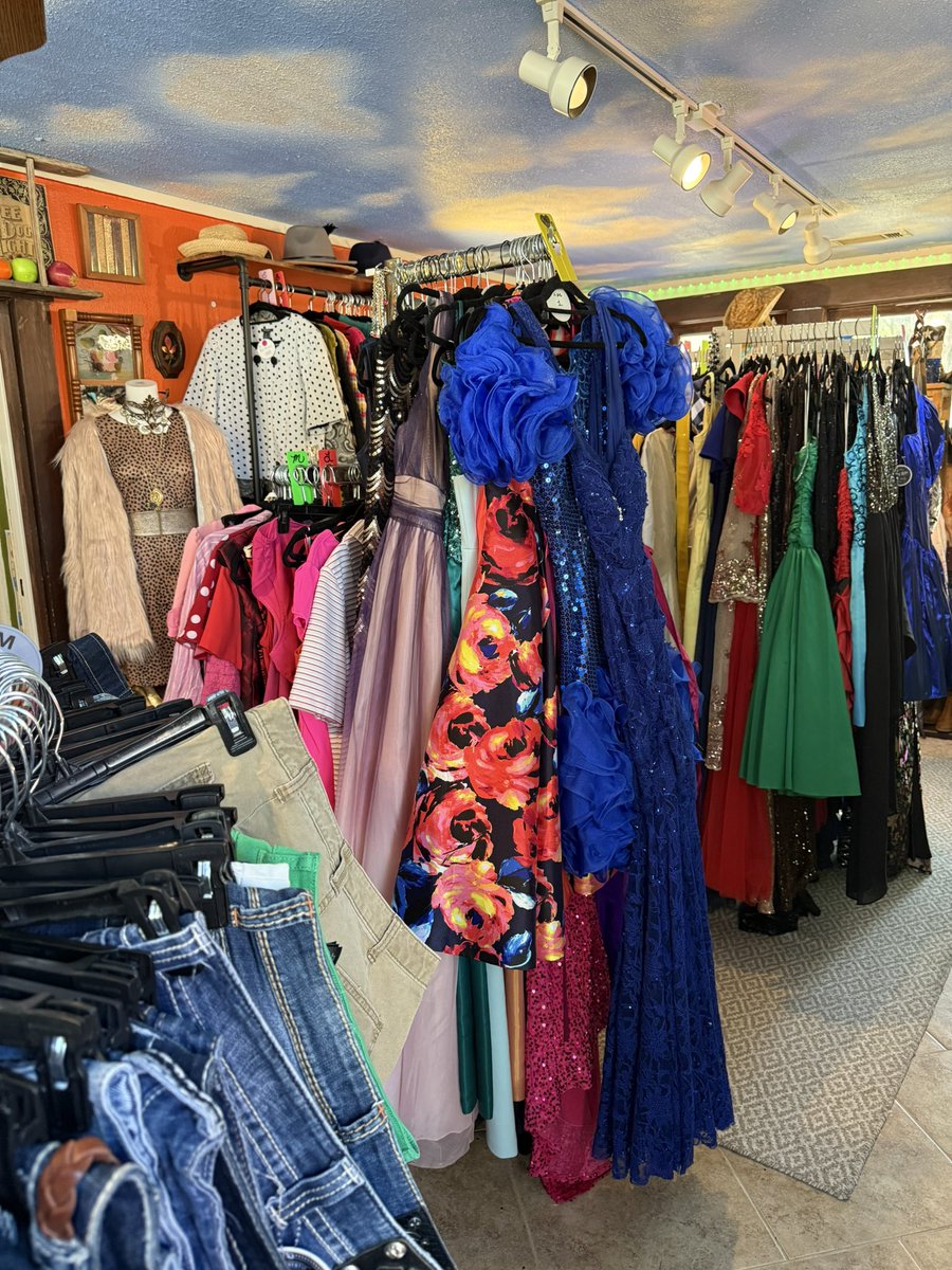 michaeldcrain's tweet image. Had a great time Friday at @cocodaysbazaar in Keller—what a treasure trove of eclectic finds, vintage gems, and creative fashion! Thanks to Cody Phillips for the invite and Ashlyn for the tour.
Supporting local spots like CocoDays keeps our creative community thriving! #ShopSmall…