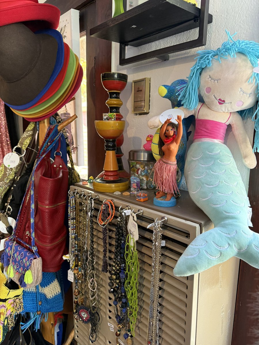 michaeldcrain's tweet image. Had a great time Friday at @cocodaysbazaar in Keller—what a treasure trove of eclectic finds, vintage gems, and creative fashion! Thanks to Cody Phillips for the invite and Ashlyn for the tour.
Supporting local spots like CocoDays keeps our creative community thriving! #ShopSmall…