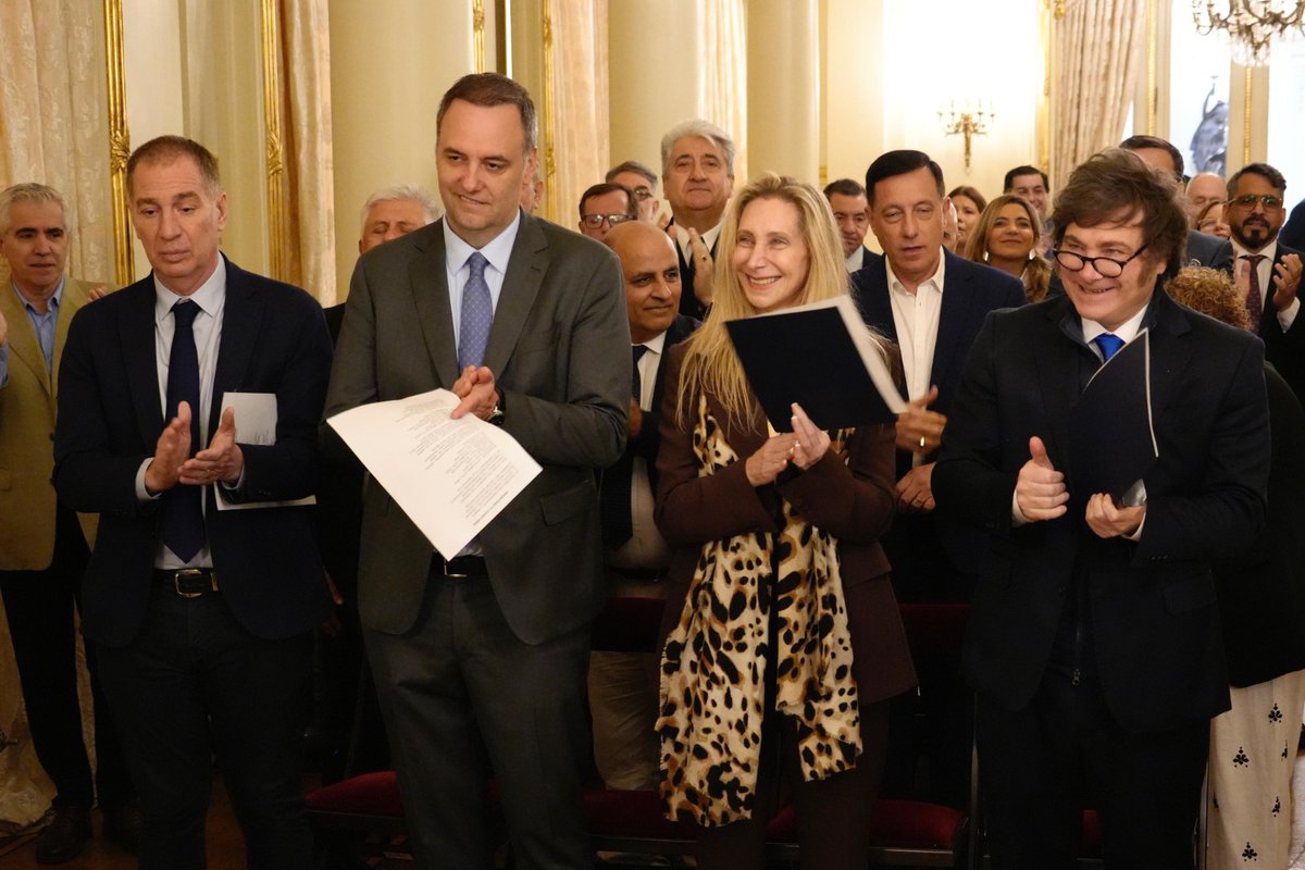 cecamarano's tweet image. Milei recibió en Casa Rosada a referentes de las iglesias evangélicas. Pastores de todo el país participaron de una jornada de oración en la sede del Gobierno nacional 📸👀