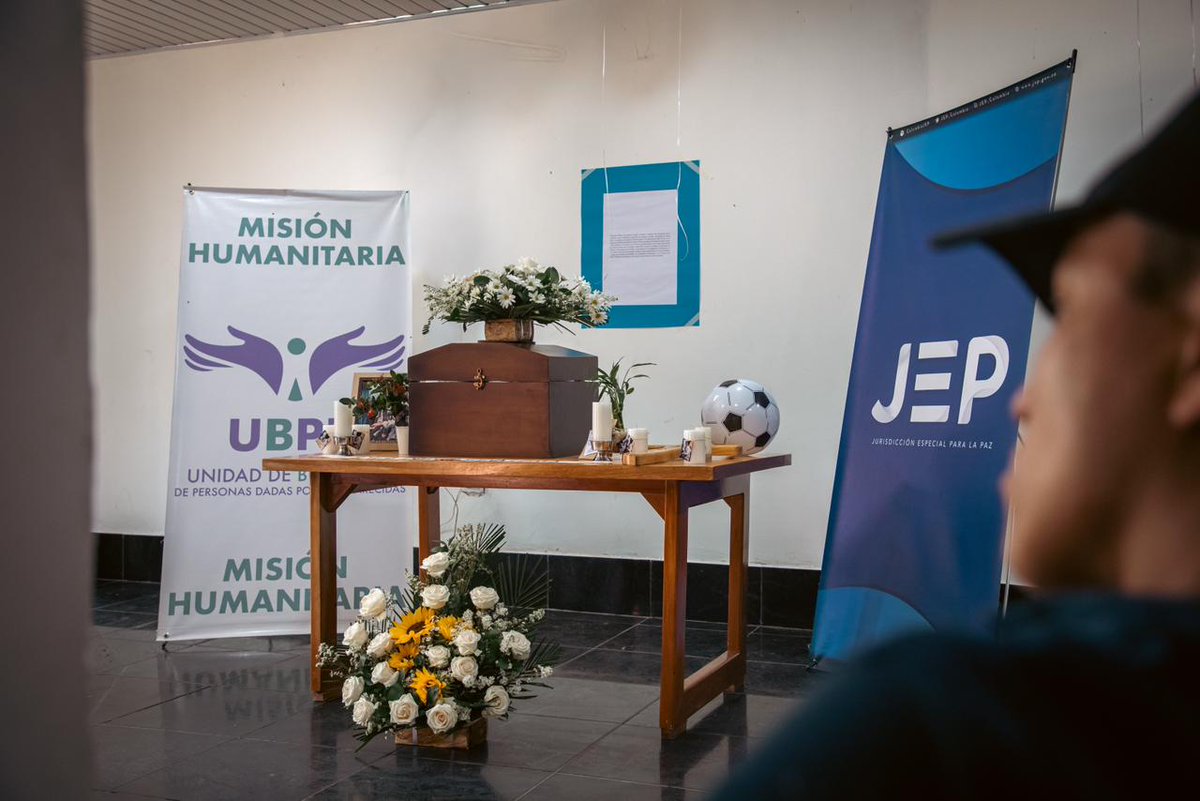 Tres familias de #Caquetá recibieron igual número de cueros de sus seres queridos, desaparecidos en la región en el marco del conflicto armado

.<a href="/UBPDcolombia/">Unidad de Búsqueda de Personas Desaparecidas</a> 

caquetaaldia.com/tres-familias-…