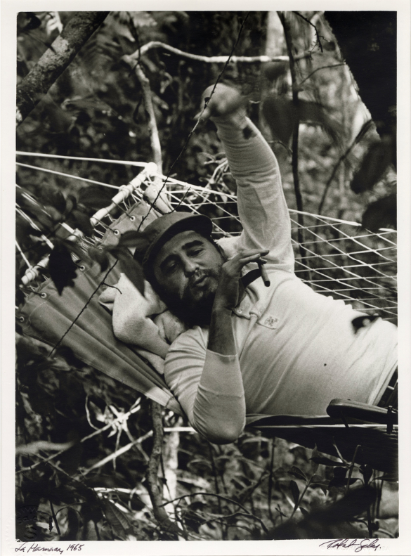 Tal día como hoy de 2016 fallecía Fidel Castro Ruz.

Fotografía de Roberto Salas a Fidel Castro en La Habana (1965).