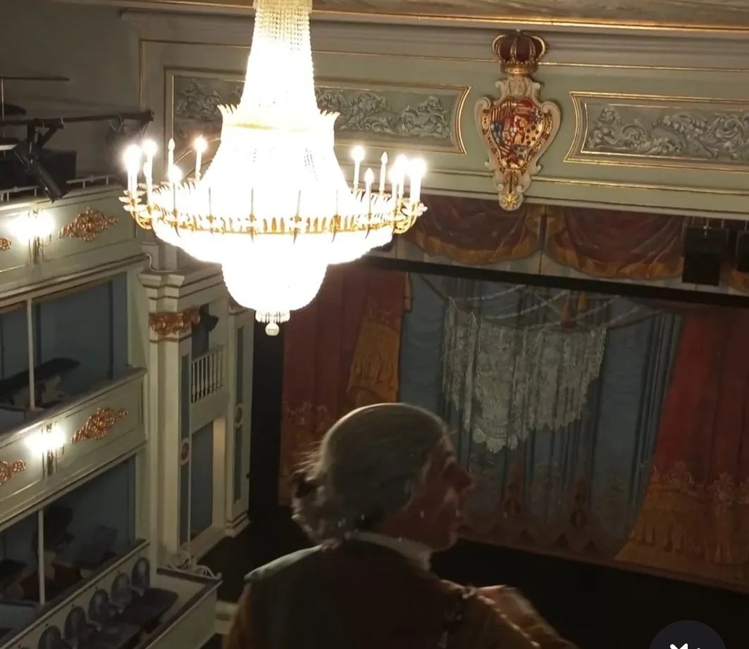 Los grupos de Infantil fuimos a visitar el Real Coliseo de Carlos III la semana pasada.
Nos recibió el mismísimo Rey y nos enseñó todo el teatro por dentro. Una visita muy recomendable.