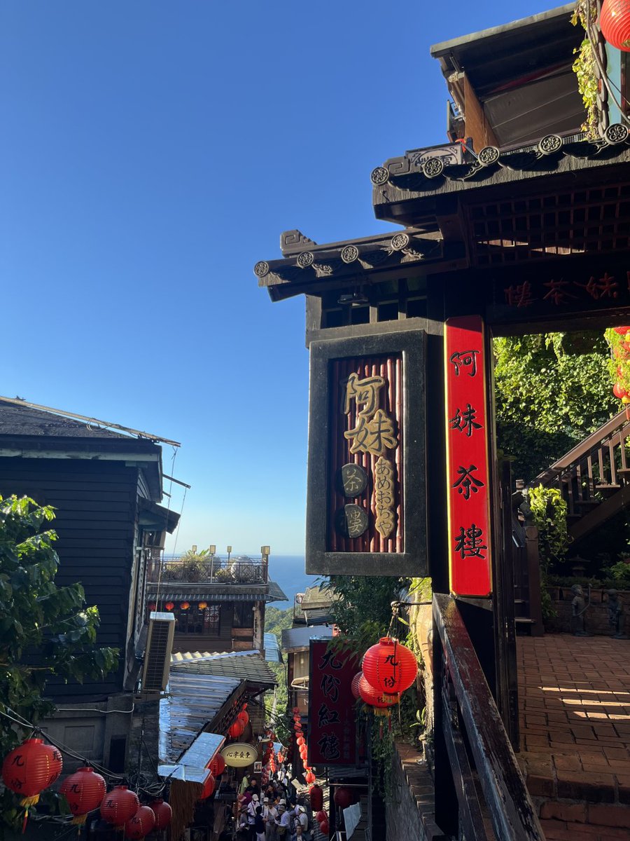 Rayvcallace's tweet image. おはようございます！ 今朝は空が澄み渡っていて、気分がとっても爽やかです 赤い提灯が並ぶ石畳の道を歩くと、まるで昔の映画の世界に迷い込んだみたい 朝の澄んだ空気と遠くに見える海が、今日一日を元気にしてくれそうです