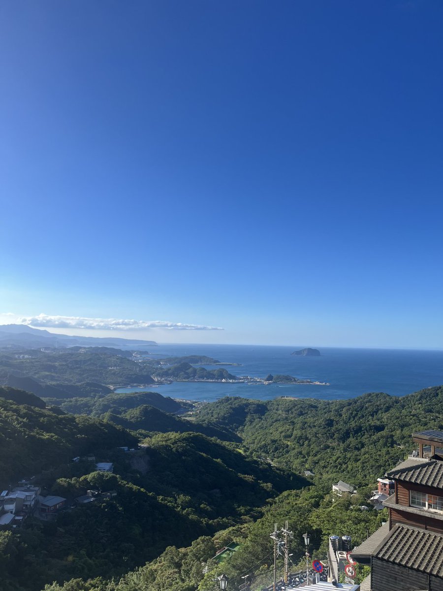 Rayvcallace's tweet image. おはようございます！ 今朝は空が澄み渡っていて、気分がとっても爽やかです 赤い提灯が並ぶ石畳の道を歩くと、まるで昔の映画の世界に迷い込んだみたい 朝の澄んだ空気と遠くに見える海が、今日一日を元気にしてくれそうです