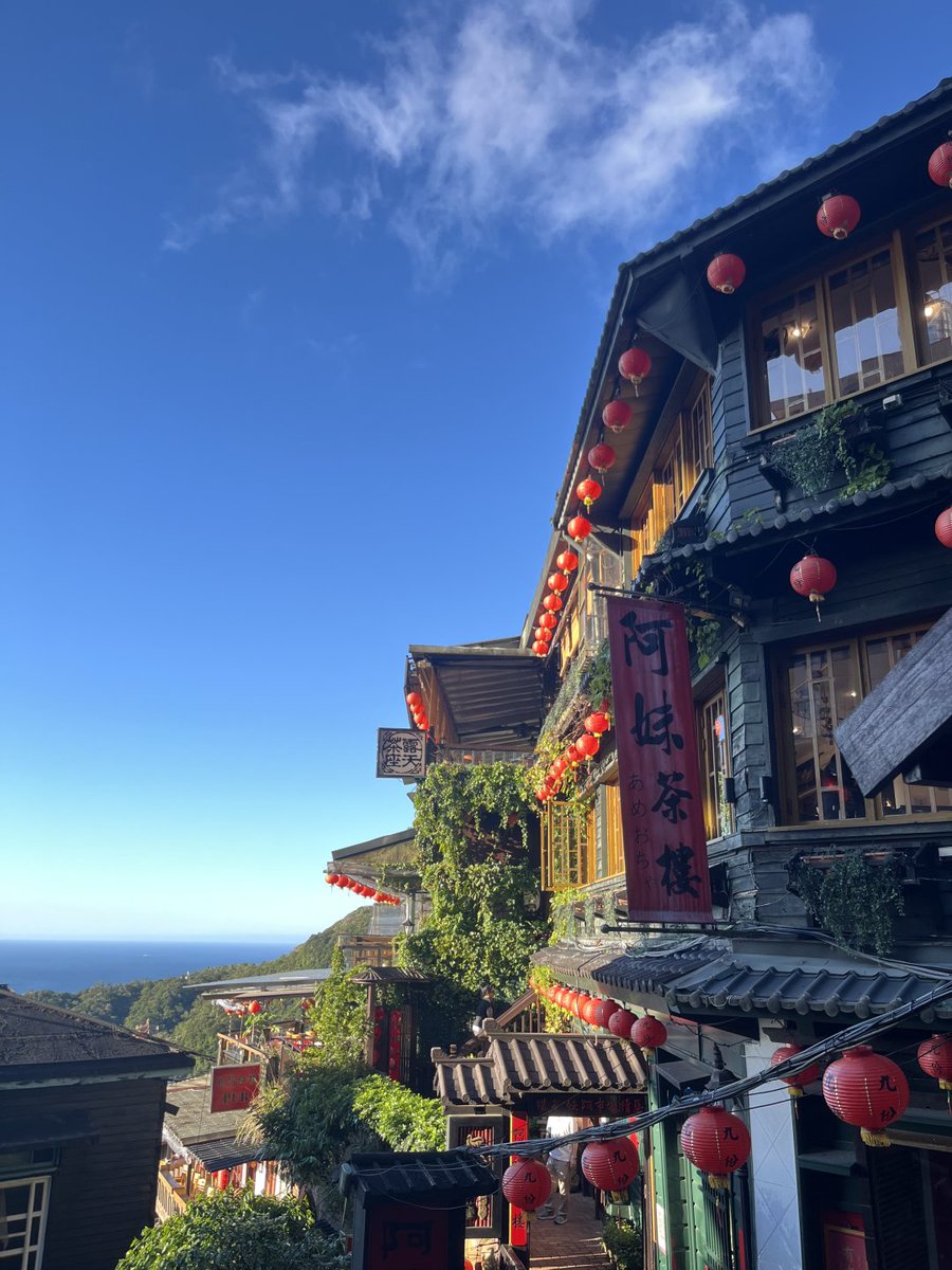 Rayvcallace's tweet image. おはようございます！ 今朝は空が澄み渡っていて、気分がとっても爽やかです 赤い提灯が並ぶ石畳の道を歩くと、まるで昔の映画の世界に迷い込んだみたい 朝の澄んだ空気と遠くに見える海が、今日一日を元気にしてくれそうです