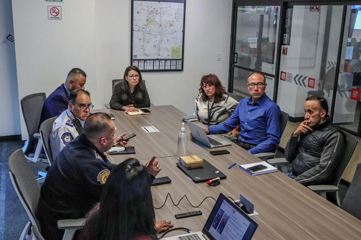 La seguridad es uno de los pilares principales del servicio que brinda <a href="/MetrobusCDMX/">Metrobús CDMX</a> a la población usuaria.  🚍 

Para garantizar trayectos seguros, nos reunimos de manera periódica con la <a href="/SSC_CDMX/">SSC CDMX</a> para evaluar e implementar estrategias de manera coordinada. 👮👮‍♂️