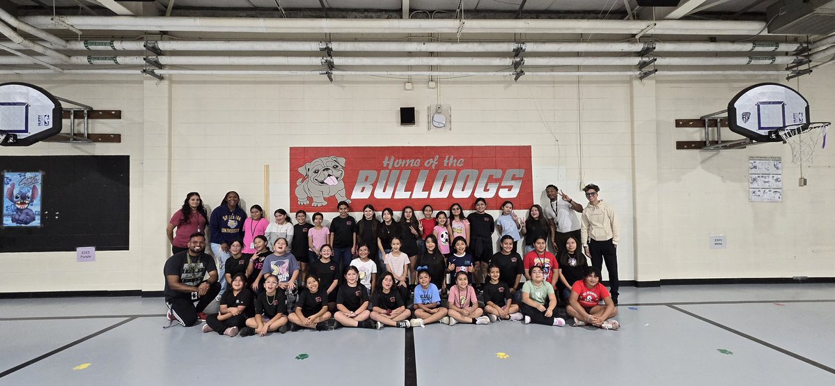 Its was a good time seeing the Run Club at Escamilla Elementary looking forward to seeing those young ladies in Hambrick Gear soon..... good luck at the Turkey Trot this weekend!!!! #GoBulldogs 
<a href="/TheCoachMWilli1/">Michelle Williams</a>