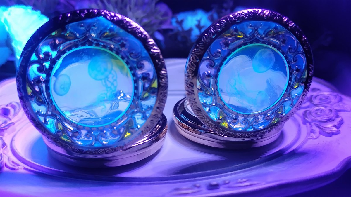 おはようございます(●´ω｀●)

( ³ω³ ).｡oね、ねむいです（笑）
ブラックライトで光る
🪼クラゲの懐中時計✨

#デザフェス62