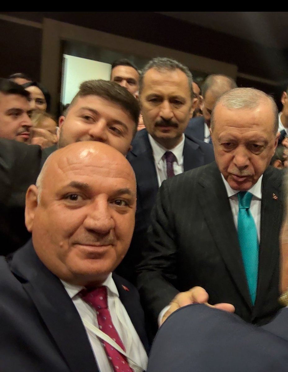 3 Kasım,milletimizin iradesinin ⁦<a href="/RTErdogan/">Recep Tayyip Erdoğan</a>⁩ liderliğinde sandıkta tecelli ettiği,Türkiye’nin dirilişinin miladıdır
23 yıldır eser ve hizmet siyasetiyle Türkiye’yi büyüten AK Parti bu kutlu yürüyüşünü sürdürüyor
Bu davaya inanan, emek verenlere minnetle
#BirMilattır3Kasım