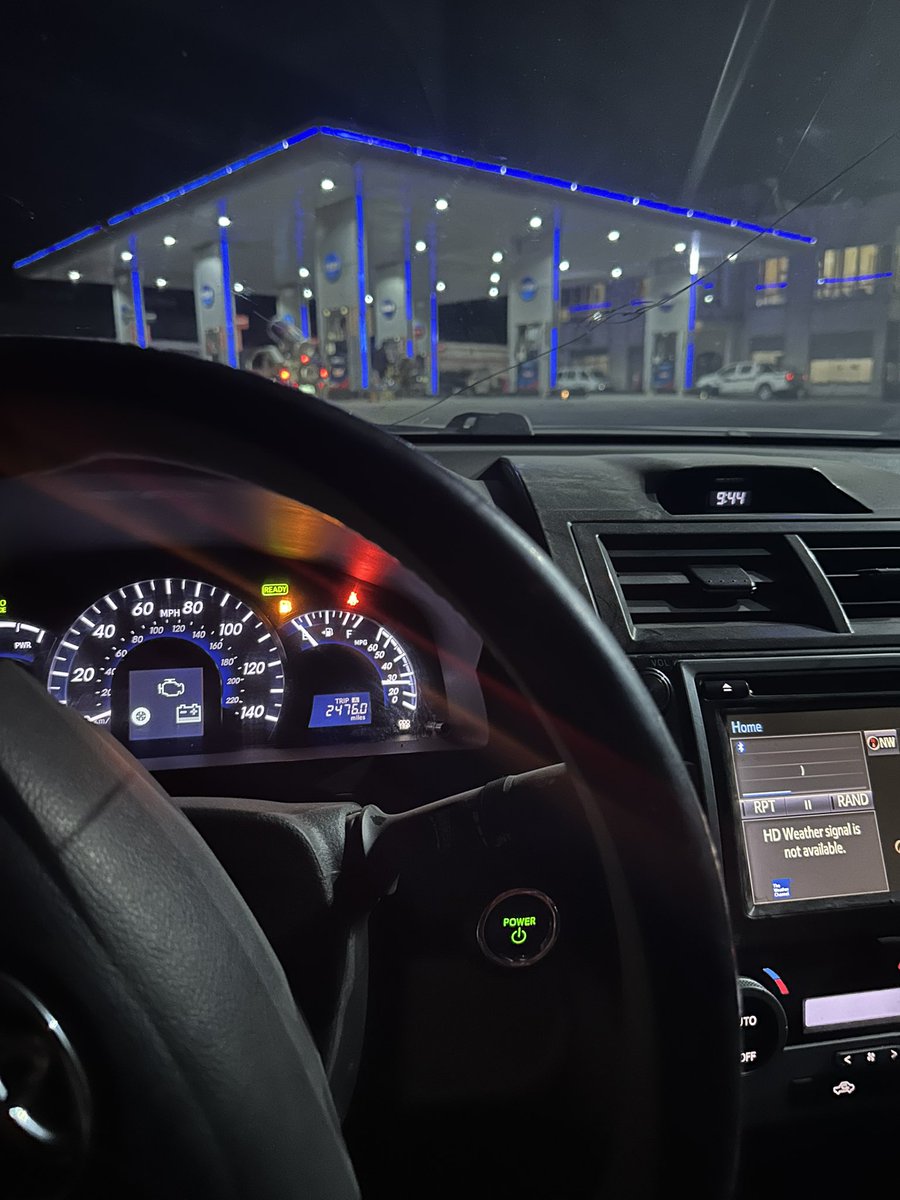 اشتاق شوق الكامري للمحطه 
واحب مثل المُرسيدس دون فرمل .

تركتني من دون عذرٍ وسِبَّه 
وجاي تقول بعيب فيني وترحل.

أنا الذي شغَّلت لجلك مُنَبِّه
وحرمت عيني النوم والعين تذبل .

تركت لجلك كل شيءٍ أحبه
ونته رضيت لخاطري اليوم يزعل .

#kaled_FK