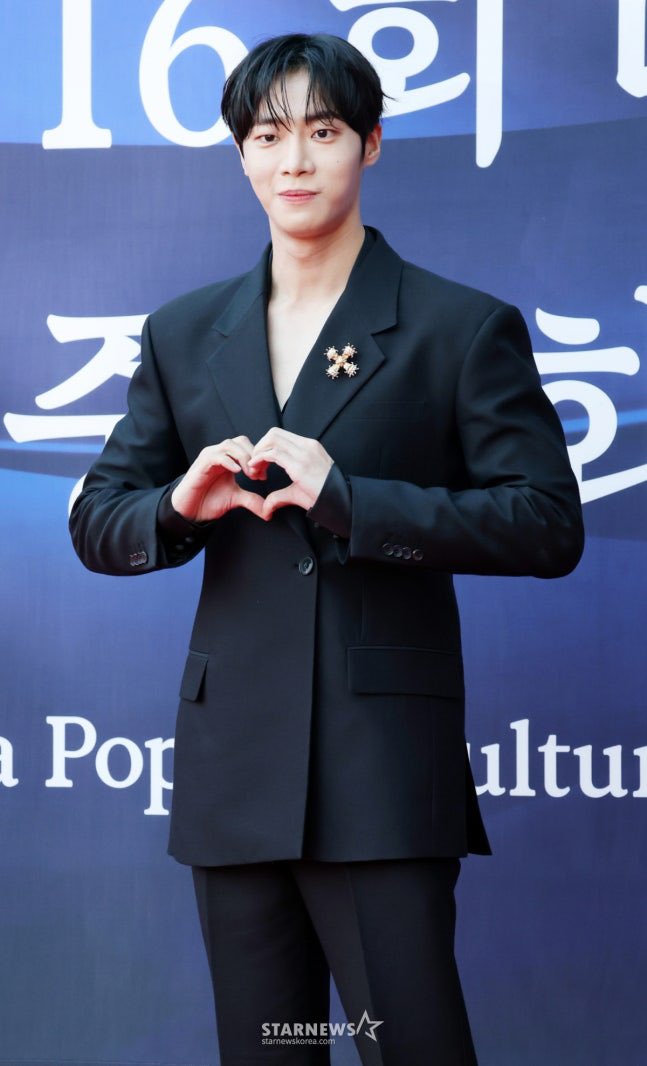 churang_99's tweet image. [단독]안판석 감독이 선택한 남자는 추영우였다..&apos;연애박사&apos; 주인공

극중 추영우는 골육종으로 왼쪽 다리를 잃어 삶의 목표를 놓쳤지만, 절망 끝에서 로봇 공학을 만난 후 네 번의 도전 끝에 서울대 기계공학부에 입학하는 박민재 역을 연기한다. 겉으로는 아무렇지 않은 척 하지만, &apos;연애 하기&apos;라는…