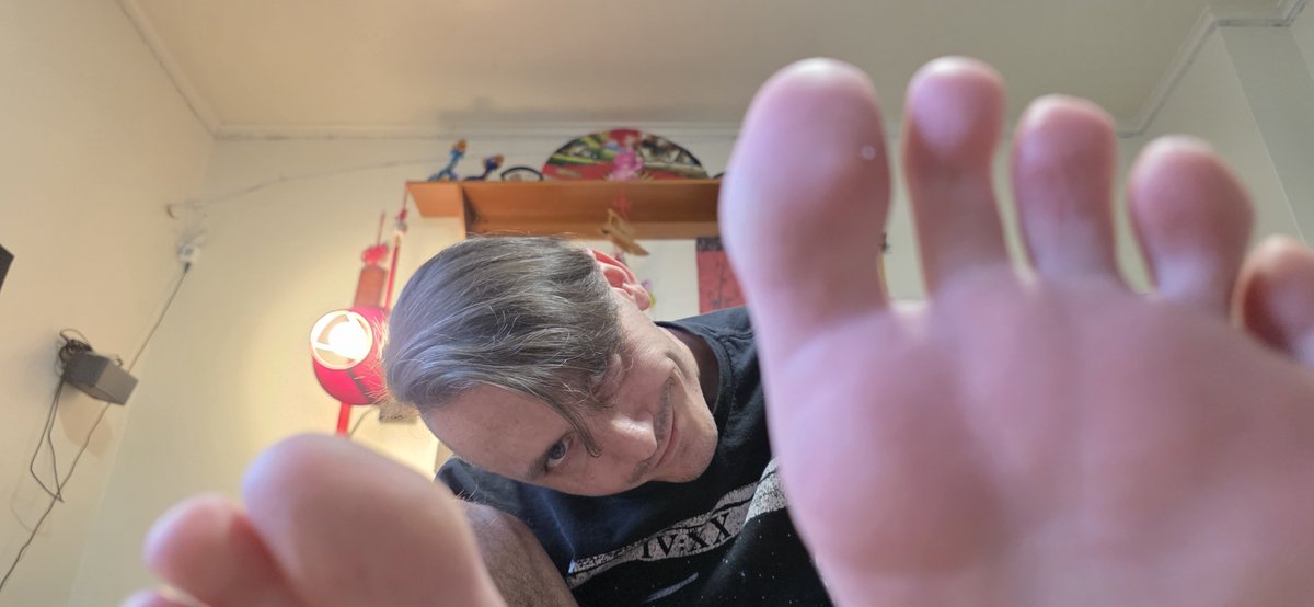 CustomGiant13's tweet photo. Can I rest these on your face??

#feet #malefeet #manfeet #malefoot https://t.co/fI2Nc2Asl0