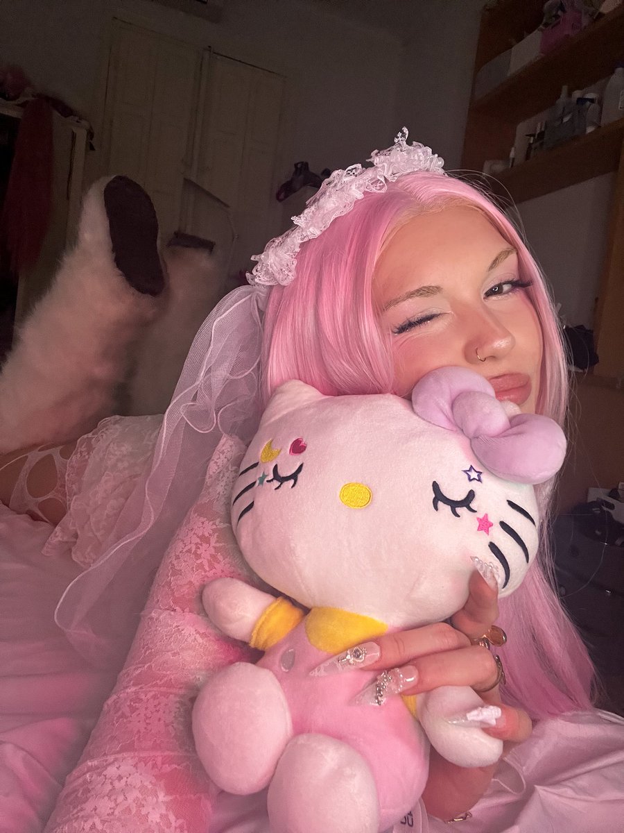 elena 🐜 tweet media