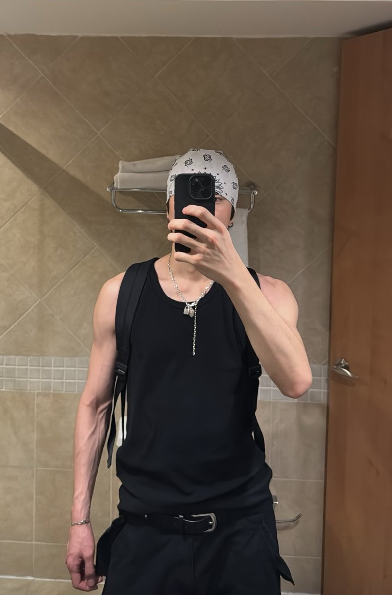 lusherbf's tweet photo. 🥵🥵🥵 OMG HOWL
#howl #howllee https://t.co/Oxo9QQ6PjO