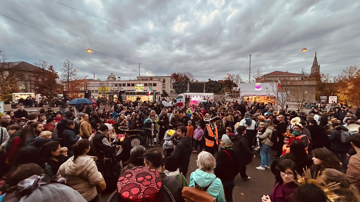 EmbaMexSui's tweet photo. 🇲🇽💀 ¡Suiza se llenó de color, música y cultura! Celebramos la vida, la memoria y nuestras tradiciones más de 4,300 visitantes en el  Museo de Historia de Berna. ¡Gracias por ser parte del festival #DíadeMuertos! #DíaDeMuertosMXenelMundo
#DiplomaciaPúblicaMX #DiplomaciaCulturalMX https://t.co/NYzJvtSC1D