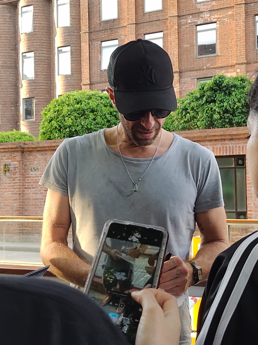 Coldplay_Argen's tweet photo. 💙Chris hablando con fans✨️ https://t.co/hRqENoPyPe