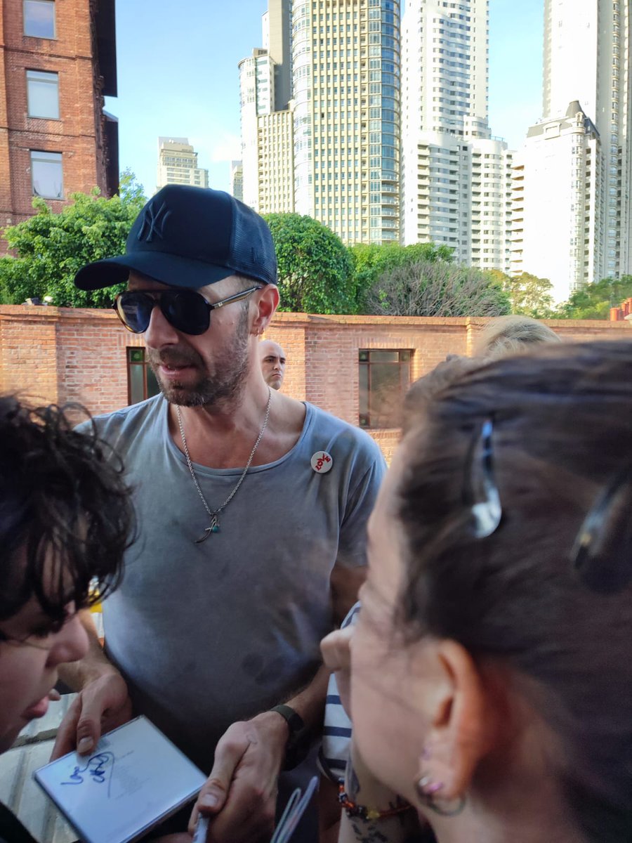 Coldplay_Argen's tweet photo. 💙Chris hablando con fans✨️ https://t.co/hRqENoPyPe