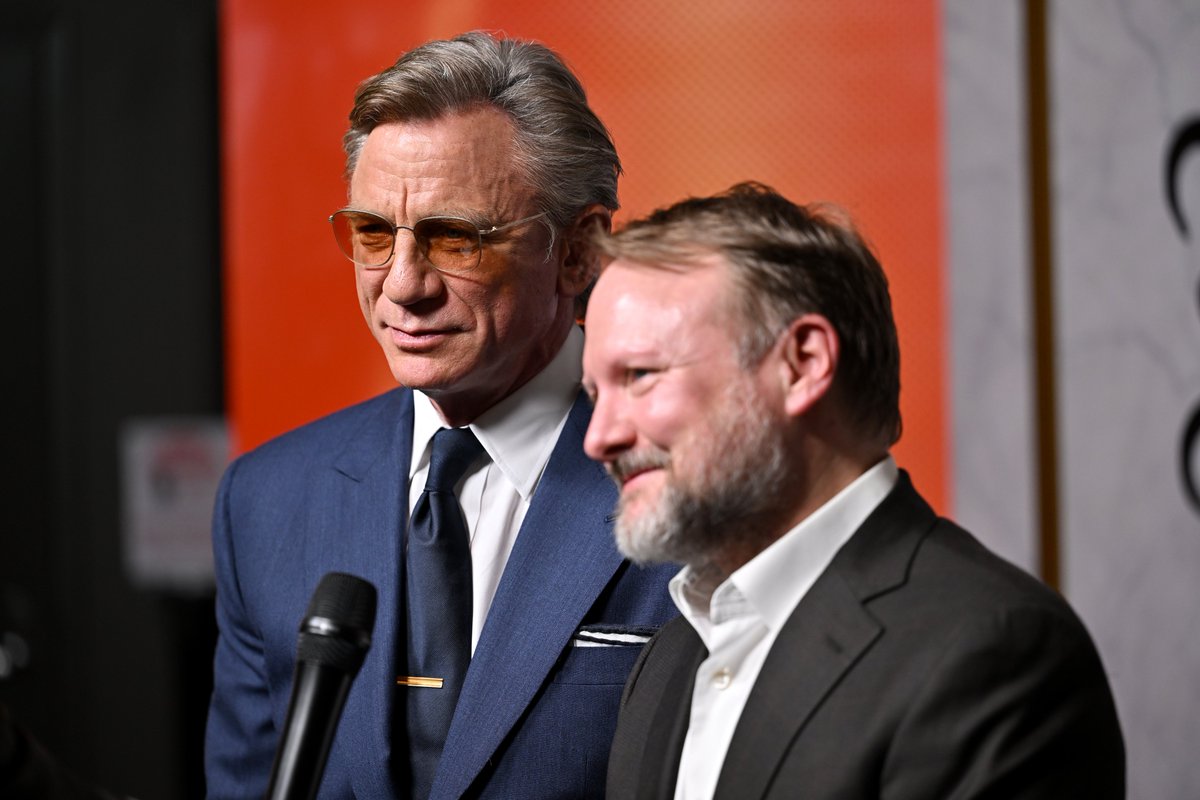 KnivesOut's tweet photo. there's nothing better than watching @rianjohnson, Daniel Craig, and @jjabrams talk about their favorite trilogy 😏 https://t.co/UCqDooA1O5