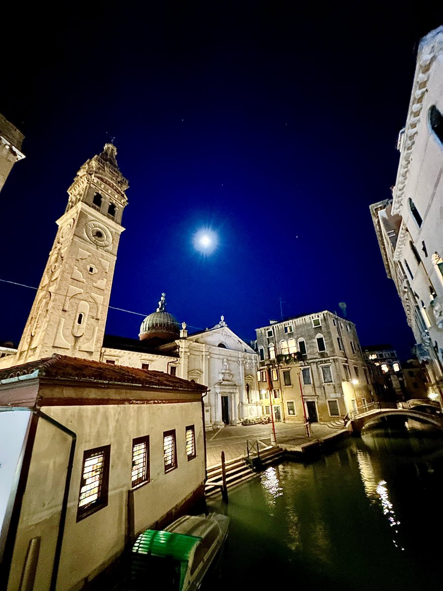 Come quando, da bambini, chiudevamo quei libri tridimensionali, che ora li chiamano “pop up”, e la favola restava custodita tra quelle pagine.

Dolci sogni 🌝✨
