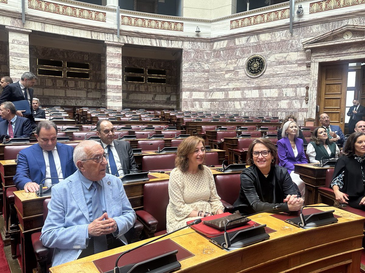 🇪🇸🤝🇬🇷 En el I Foro Parlamentario Hispano-Heleno, he recordado que España y Grecia compartimos una historia de emigración. Nuestros pueblos cruzaron mares buscando dignidad y futuro. Esa memoria nos obliga hoy a ser acogedores, porque quienes fuimos emigrantes ayer debemos