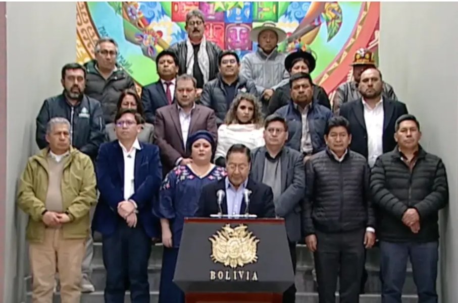 edwinggmae's tweet photo. Al gabinete del presidente de #Bolivia  #Arce le queda pocas horas. Renunciarán este miércoles. Cómo calificas la gestión de los ministros? A) Excelente, B) Buena, C) Regular, D) Mala, E) Pésima 
@LuchoXBolivia @unitelbolivia @DN_MasIpsp  #Bolivia #ElAlto https://t.co/ZW53uejQg7