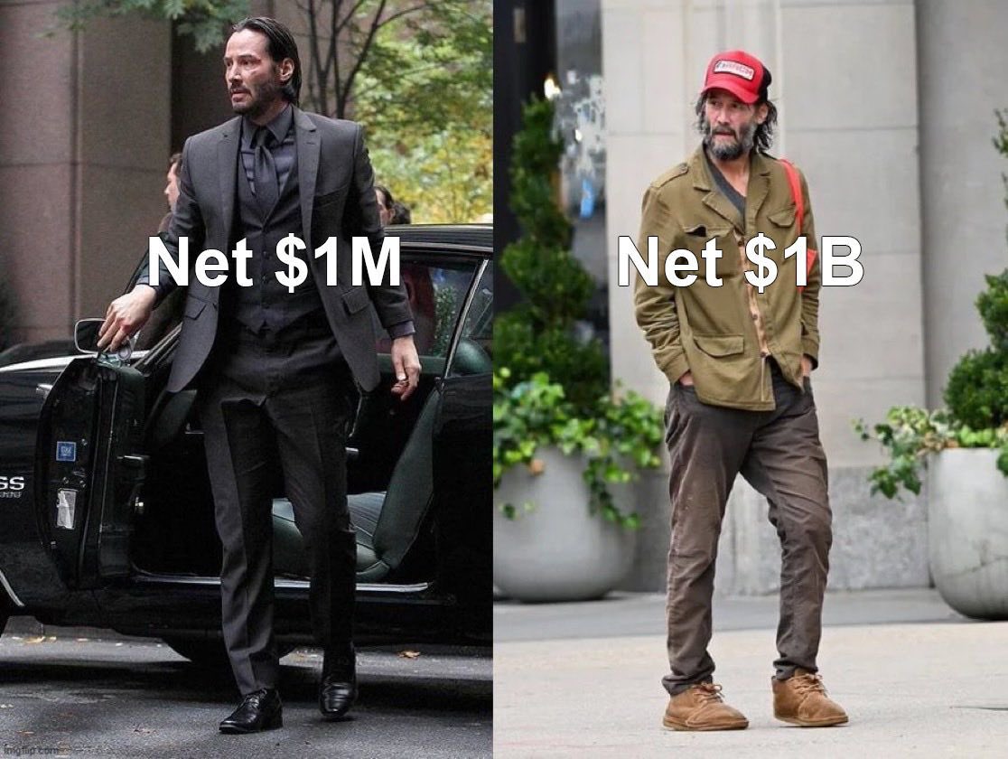 في الصورة حكاية عن الإنسان حين يتجاوز حدود المظاهر ليعود إلى جوهره العاري.

فذاك الذي يملك مليونًا، ما زال في معركةٍ لإقناع العالم بأنه ناجح، يلمّع حذاءه كل صباح ليغطي خوفه من الفقد.

أما من يملك مليارًا، فقد أدرك أن لا جدوى من القناع، وأن العالم لا يراه حقًا مهما كان لمعان