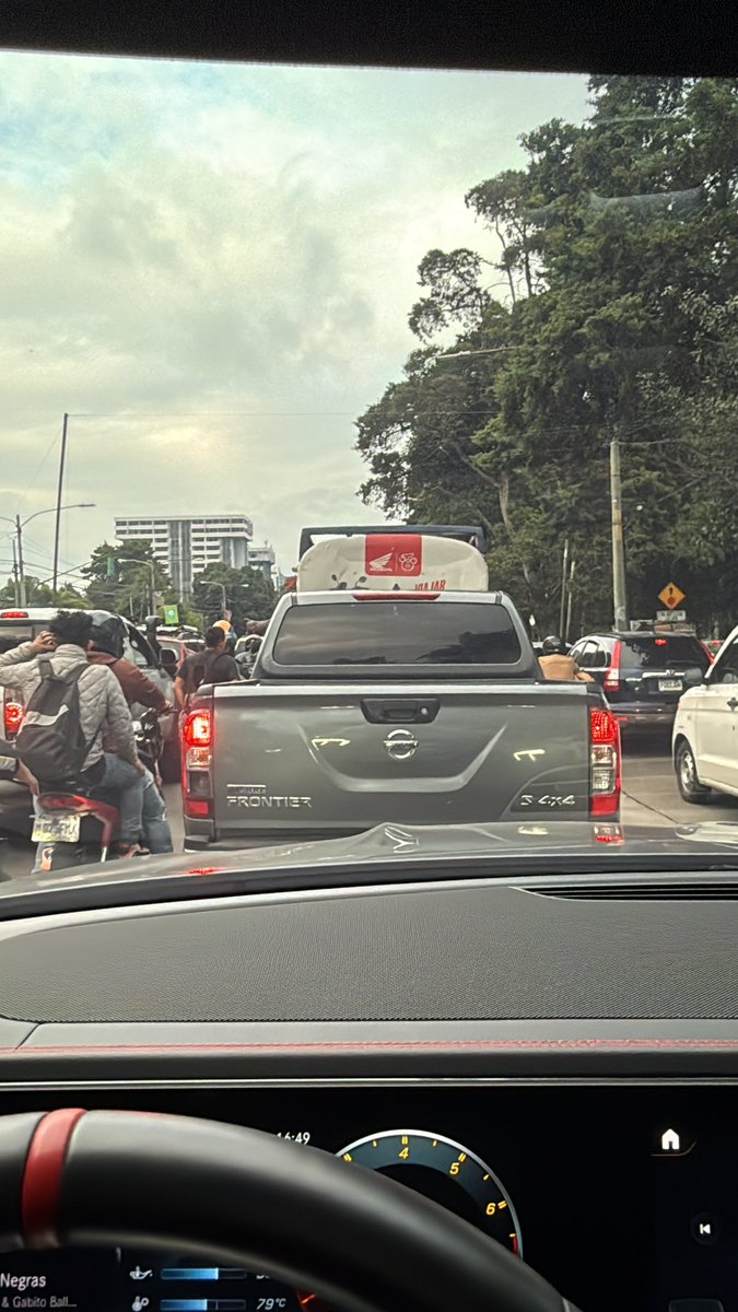 cuicui7's tweet image. Tanto le costará a la @muniguate mandar policías en la reforma a horas pico para controlar los carros que se quedan atravesados en los semáforos ? Algo tan pero tan sencillo de evitar @QuiqueGodoy @RQuinonezL @Perico8461