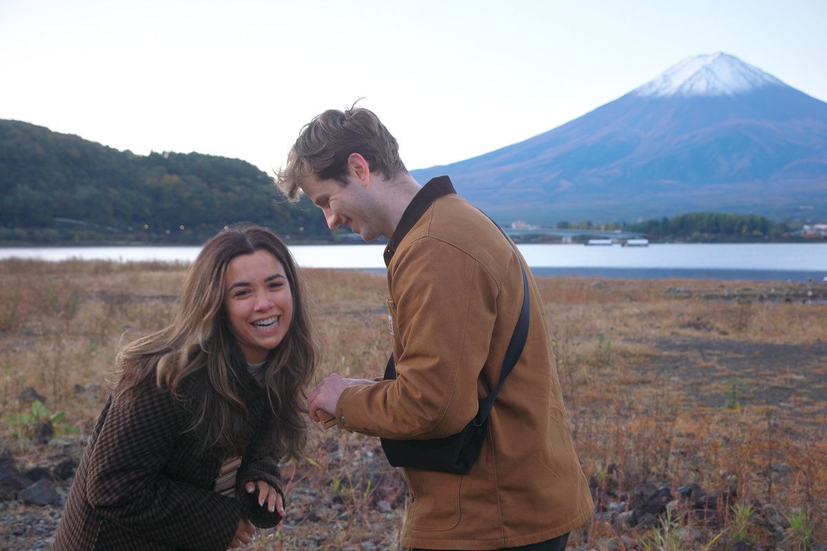 Fuji_Ryugen's tweet image. 昨日の写真撮ってる後ろ、冷える中ずっと肩を抱き合い富士を眺めてる2人👩‍❤️‍👨

これは絵になる、と彼氏に目配せしてふたりの後ろ姿を撮らせて貰おうと思ったら、彼氏ゴソゴソ…
ちょっと！さっきのポーズで動か…
え？え？ってまさかの展開😮

Erika &amp;amp; Brendan おめでとう!!☺️🎉
postお二人ご承諾済み👍