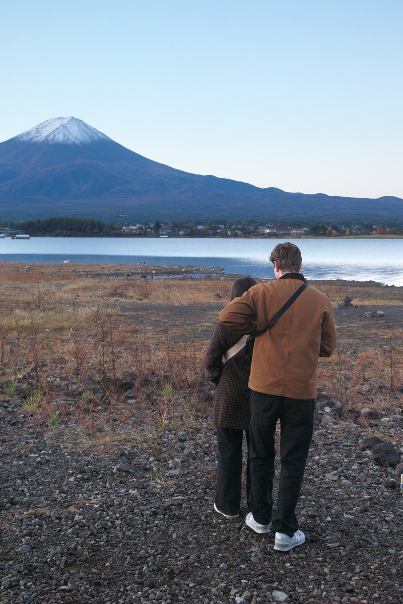 Fuji_Ryugen's tweet image. 昨日の写真撮ってる後ろ、冷える中ずっと肩を抱き合い富士を眺めてる2人👩‍❤️‍👨

これは絵になる、と彼氏に目配せしてふたりの後ろ姿を撮らせて貰おうと思ったら、彼氏ゴソゴソ…
ちょっと！さっきのポーズで動か…
え？え？ってまさかの展開😮

Erika &amp;amp; Brendan おめでとう!!☺️🎉
postお二人ご承諾済み👍