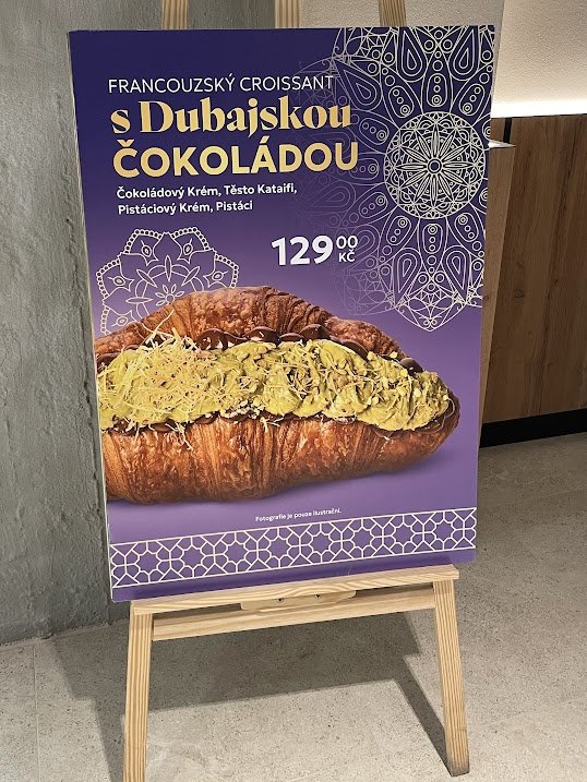 jrjelinek's tweet photo. "Když čas mám po práci,
do Grandu chodím,
krosanta s pistáci
do sebe hodím."
Všímám si toho pořád - české tiskárny nechávají na cedulích pro cizince naprosto brutální chyby. To snad dělají schválně. Vždyť každý tisk projde přes několik lidí.🤔
#badpoetry #same_ocasky https://t.co/SM0XdHa0Mu