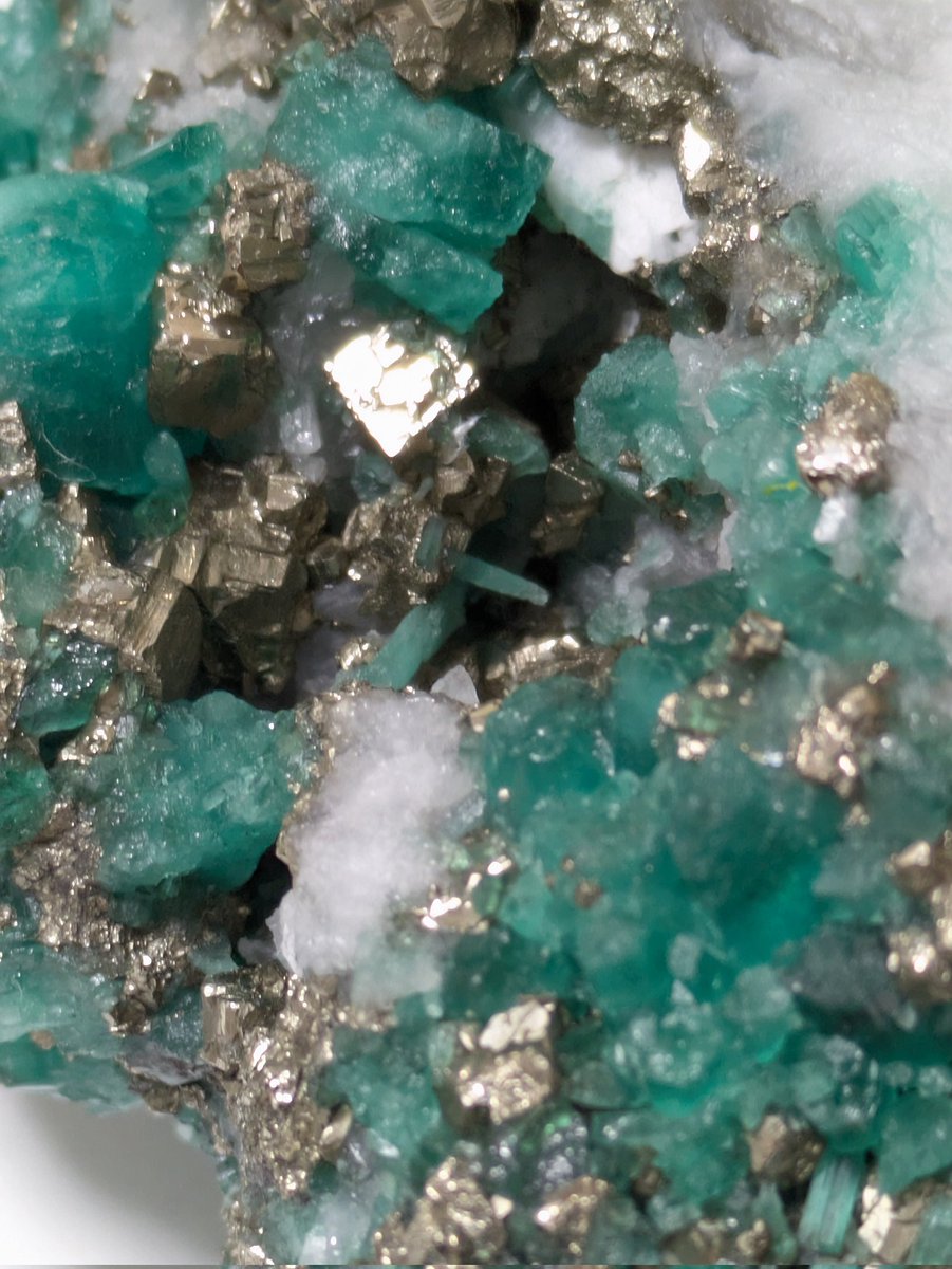 鉄鉱石／パイライト。1.7kg。【マインランド尾去沢にて土産物として購入した物】 秋田県鹿角市 尾去沢鉱山！ 黄鉄鉱 パイライト 154,8g PTY008 鉱物