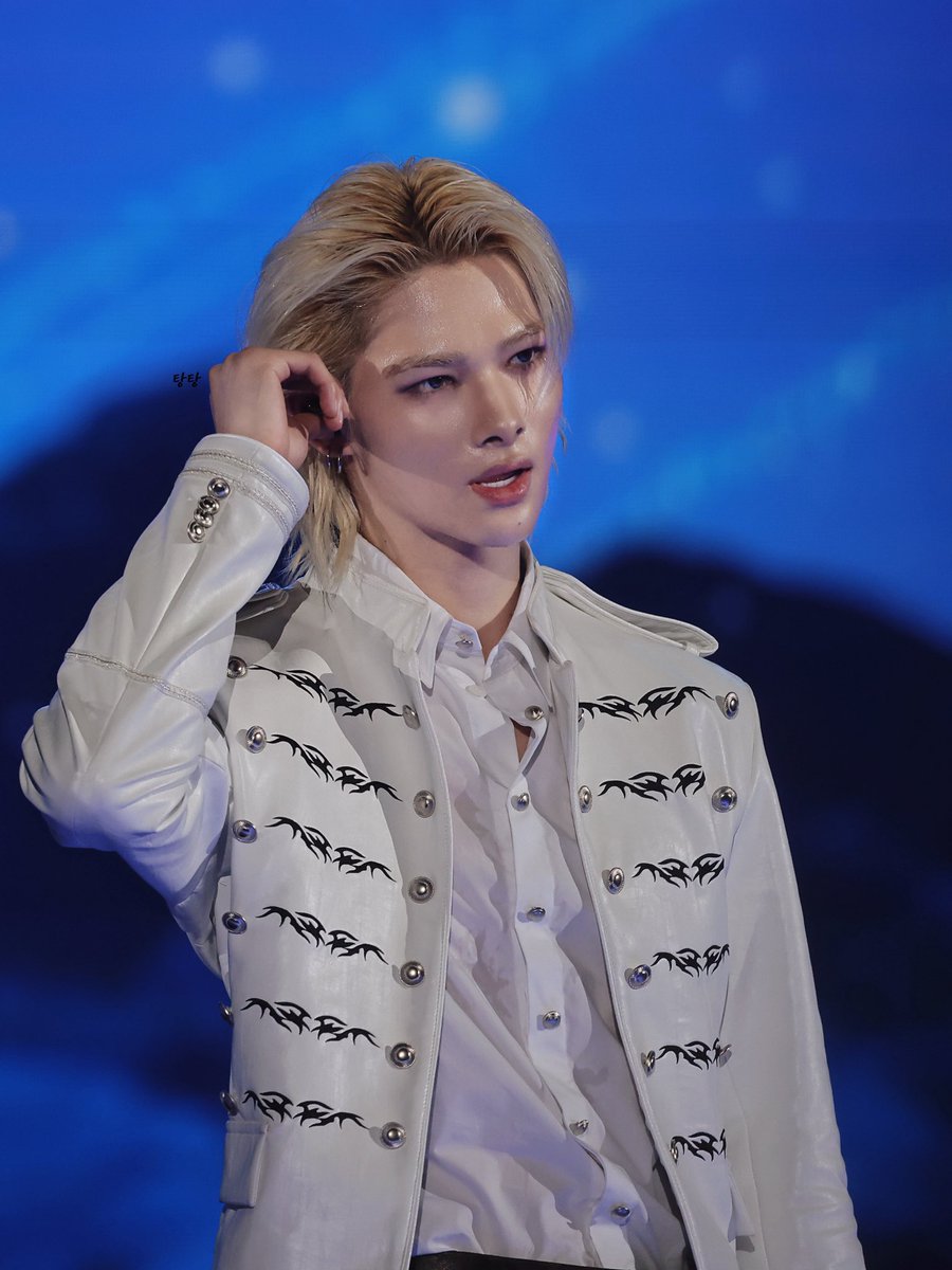 HELLO ARE WE SEEING NI-KI????? HE IS SO BEAUTIFUL OMG??????????