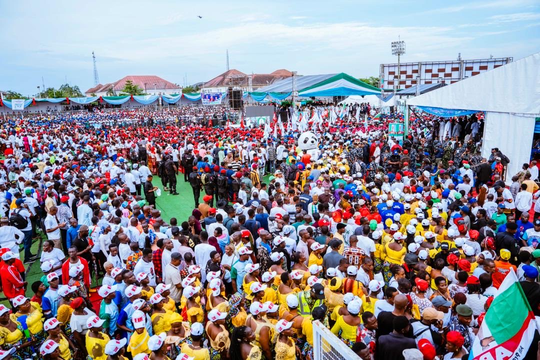 officialSKSM's tweet image. Residents of Yenagoa, the capital city of Bayelsa State, were enthralled by renewed hope on Monday, as @KashimSM formally received @govdouyediri and his teeming supporters into the All Progressives Congress (@OfficialAPCNg).

Senator @KashimSM described the occasion as one of…