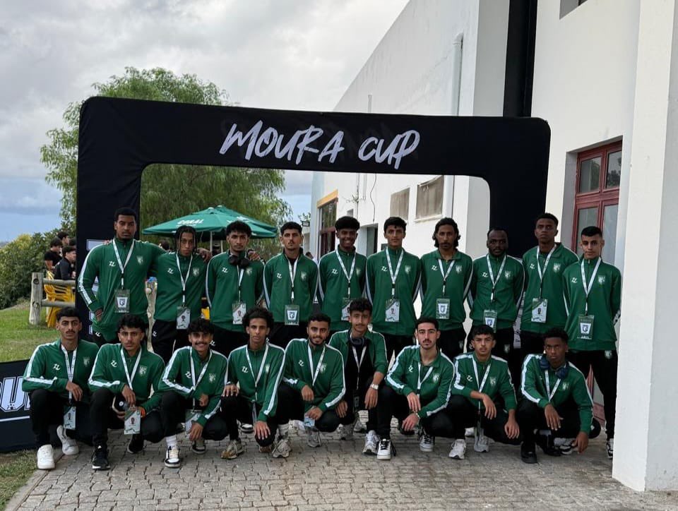 من قلب قارة أوروبا
المدرب السعودي سيف ال نمره
يصنع معجزة أبطال السعودية ويرفع راية الوطن في البطولات الدولية

المدرب السعودي سيف ال نمره الذي تحدى القارة العجوز
بدأ من الصفر وخطف بطولة أوروبا بلا دعم

لامستحيل على السعودي قصة مدرب سعودي صنع فريقا ورفع الكأس في أوروبا بإصرار وتحدي