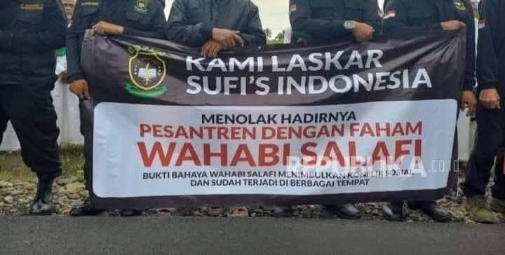 Yang suka bubarin pengajian, dia..
Yang suka joget-joget dangdutan, dia..
Yang suka dzikir jingkrak² dan teriak², dia..
Yang suka meminta-minta di kuburan, dia..
Yang suka rebutan dan gila jabatan, dia..
Yang suka beribadah mirip syi'4h, dia..

Tapi yang dituduh sesat "SALAFI" 😅