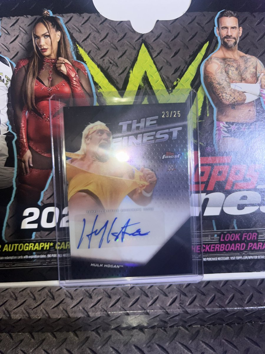 KMCards_UK's tweet photo. Nice Hulk Hogan hit from WWE Topps Chrome Finest #scdhits @Topps_UK @CardPurchaser https://t.co/DyJG6NhL0I