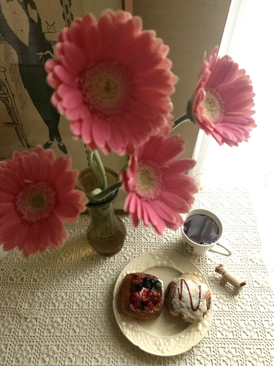 myao_my1's tweet image. #charmyごはん 

パンの高騰が止まらないです

チョコパンとベリーデニッシュ

ガーベラ🌸よい一日を

#木漏れ日のお茶会