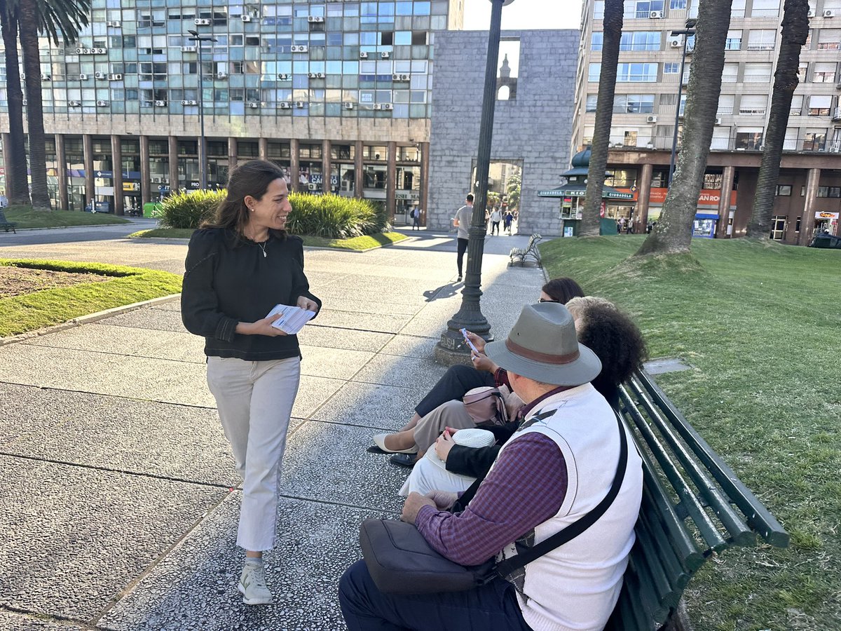 faraujo404's tweet photo. Lunes de caminata, hoy recorrimos 18 de julio junto a @AntoQuijada2 @emiglielma y @FranBonahon, para conversar con vecinos y comerciantes sobre el nuevo proyecto de @martinlemauy y escuchar sus propuestas e inquietudes. https://t.co/9aJLx3BZsx