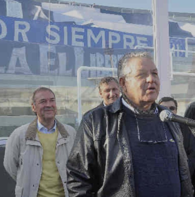 Despedimos a un grande.
Un emblema del fútbol cordobés, que llevó alegría y talento a las canchas de todo el país.

Me tocó ser gobernador cuando se le rindió homenaje a su trayectoria, dando su nombre a una de las tribunas del estadio Mario A. Kempes.

Adiós, Daniel Willington,