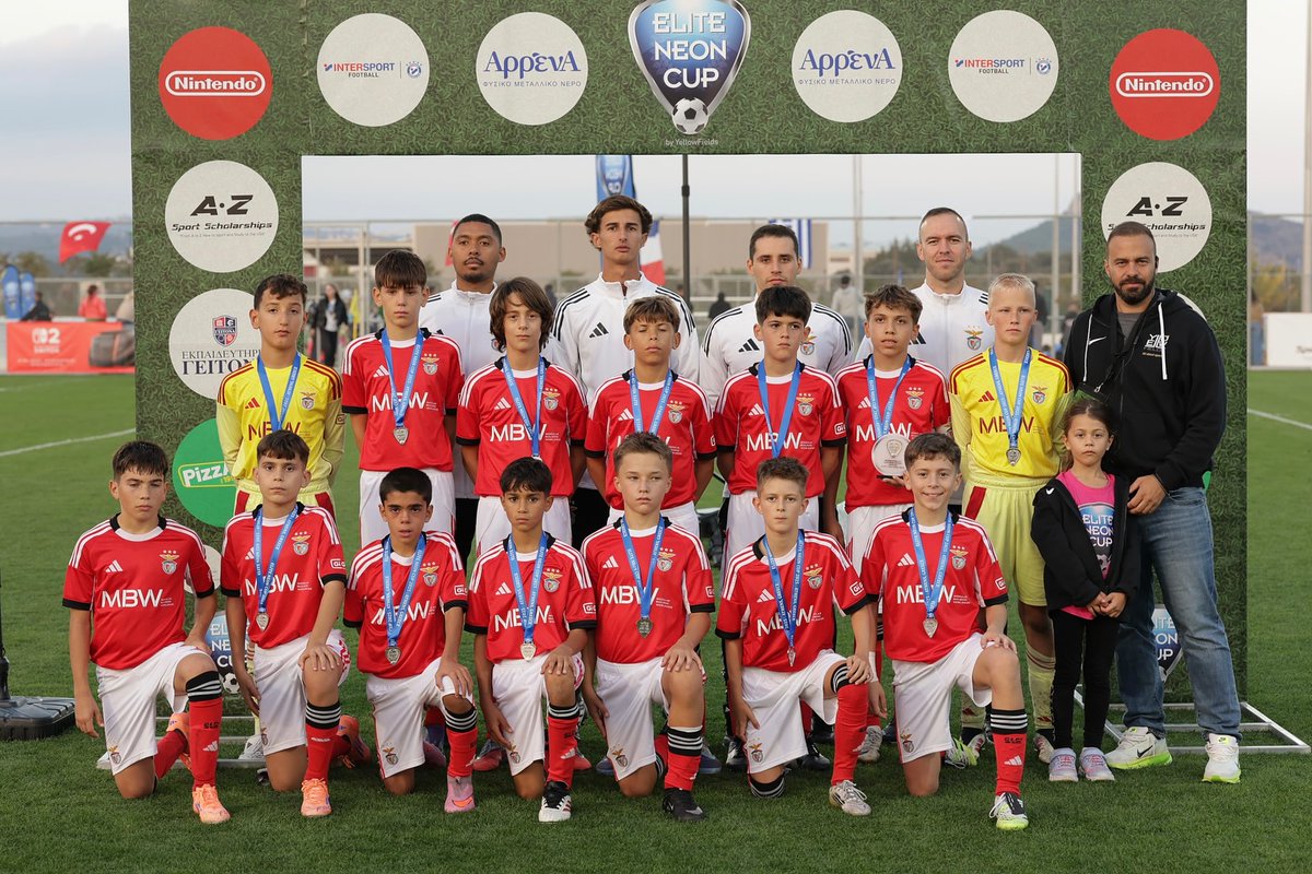 Sub-12: O SL Benfica ficou em 2º lugar do Elite Neon Cup 2025.

SLB 3-0 MAHD SA
SLB 14-0 Doxa Anoixis FC
SLB 5-1 Asteras United FC

1/8: U Evolution 1-6 SLB
1/4: Hibernians FC 1-2 SLB
1/2: Olympiacos FC 0-2 SLB
Final: Chelsea FC 2-1 SLB #MadeinBenfica
