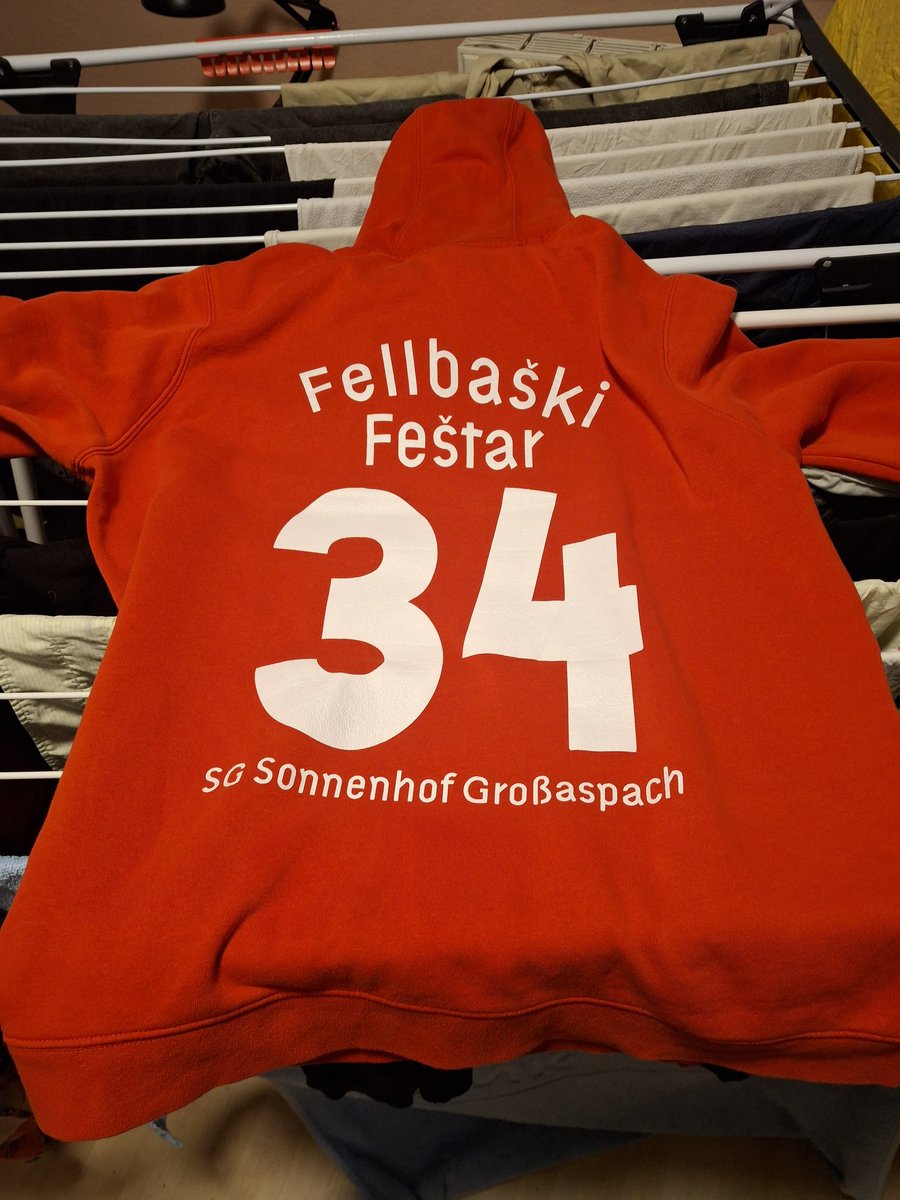 Hej <a href="/gdinOtac/">Danijel</a>, danas sam uživao u plodovima ječma i krenula je diskusija... imam si ovu hoodicu od sonnenhofa i htio bih napraviti sličnu od Ri za zajebavanje hajdin Švaba, znaš di mogu nabaviti grb Rijeke za zaštit p.s. <a href="/NKRijeka/">NK Rijeka</a>