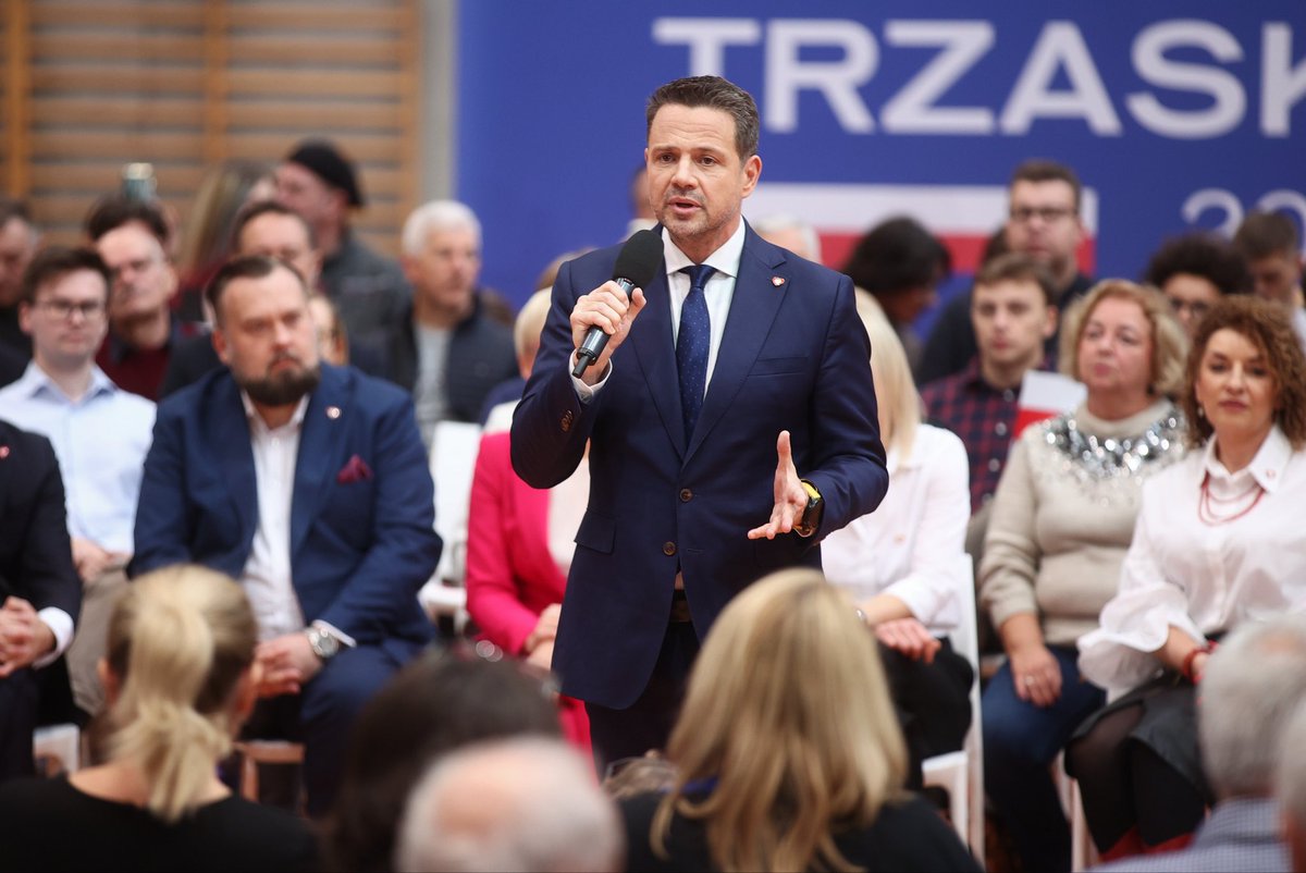 Prostuję manipulację PiS i ich mediów. Trzaskowski nie powiedział, że „CPK jest niepotrzebne, bo mamy lotnisko w Berlinie” to manipulacja słów z 2018. Faktyczny kontekst dotyczył krytyki skali i przygotowania projektu CPK, a nie poparcia dla alternatywy w Niemczech.

1/6 🧵