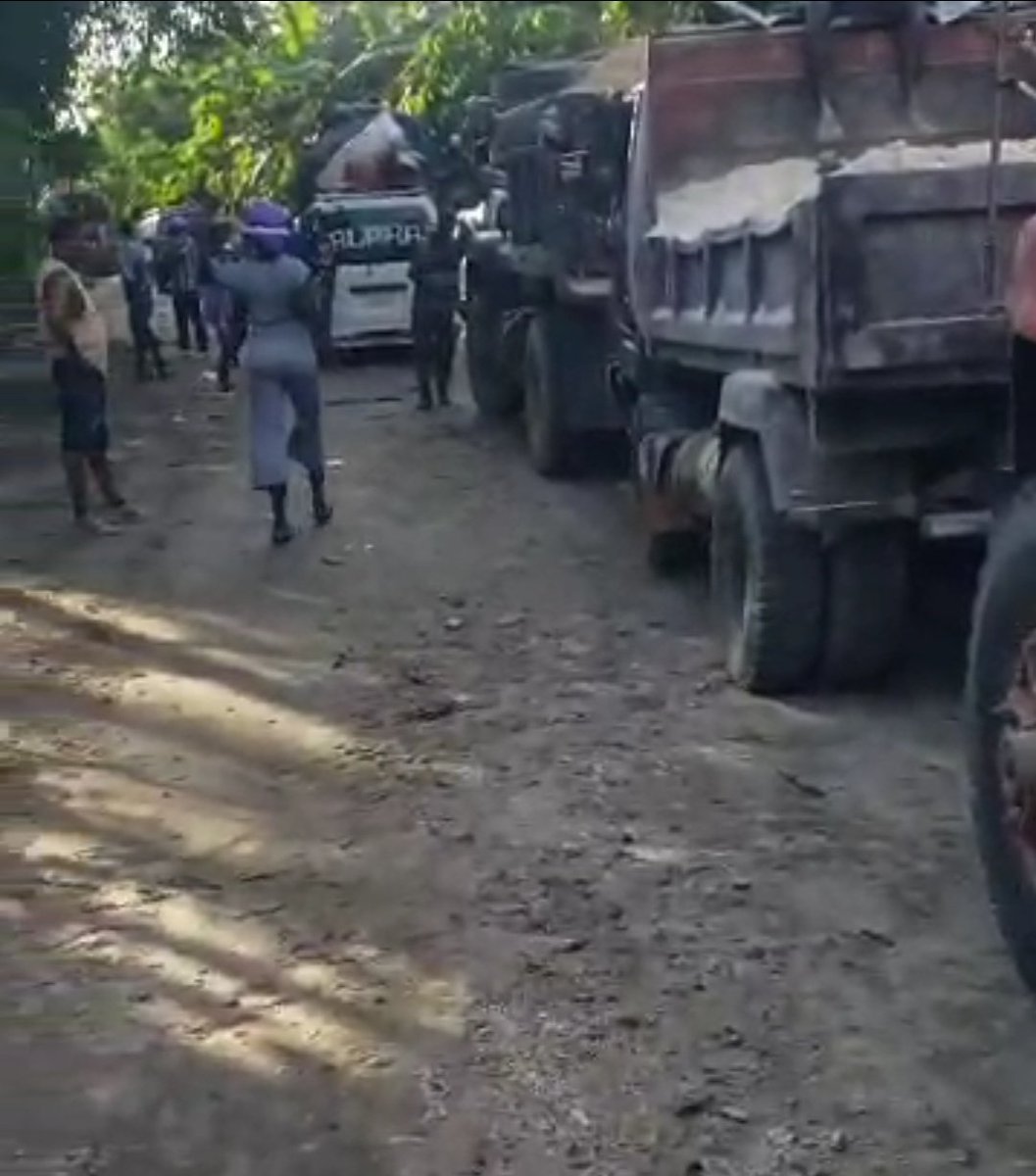 syndicatAPCH's tweet photo. Jodi lendi 3 novanm nan fè 5 jou depi ouragan #Melissa bay Ayiti do, wout prensipal nan #Tigwav poko janm debloke. Se gwo kalimite pou chofè kap travèse rantre nan Gran Sid yo. Mehu Changeux kritike #CPT  Laurent St Cyr ki kite peyi a nan moman katastrof la. Peyi pa dirije konsa. https://t.co/qPnaxCqo2o