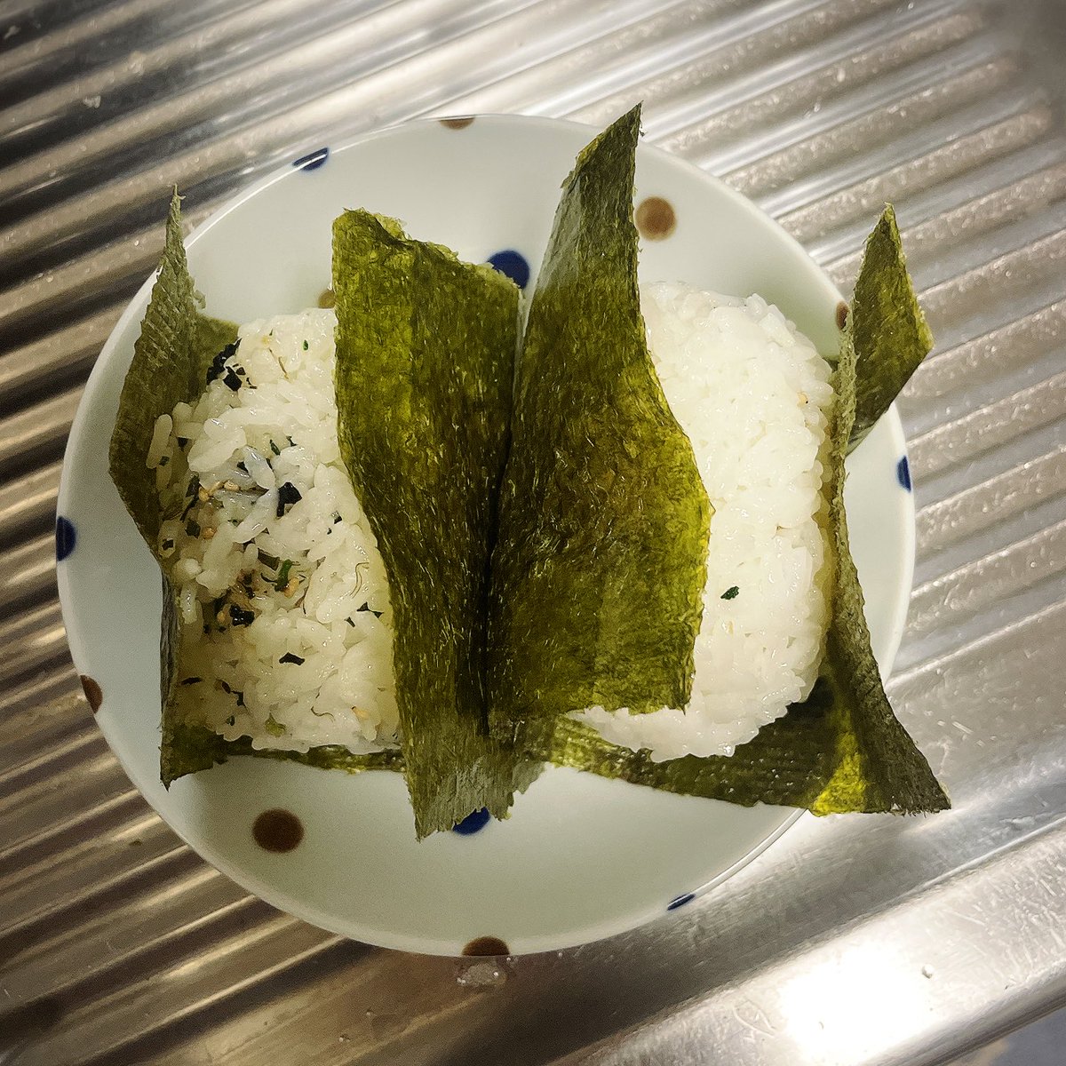 おはようございます☀️
今日のおにぎり🍙

今週もがんばりましょー