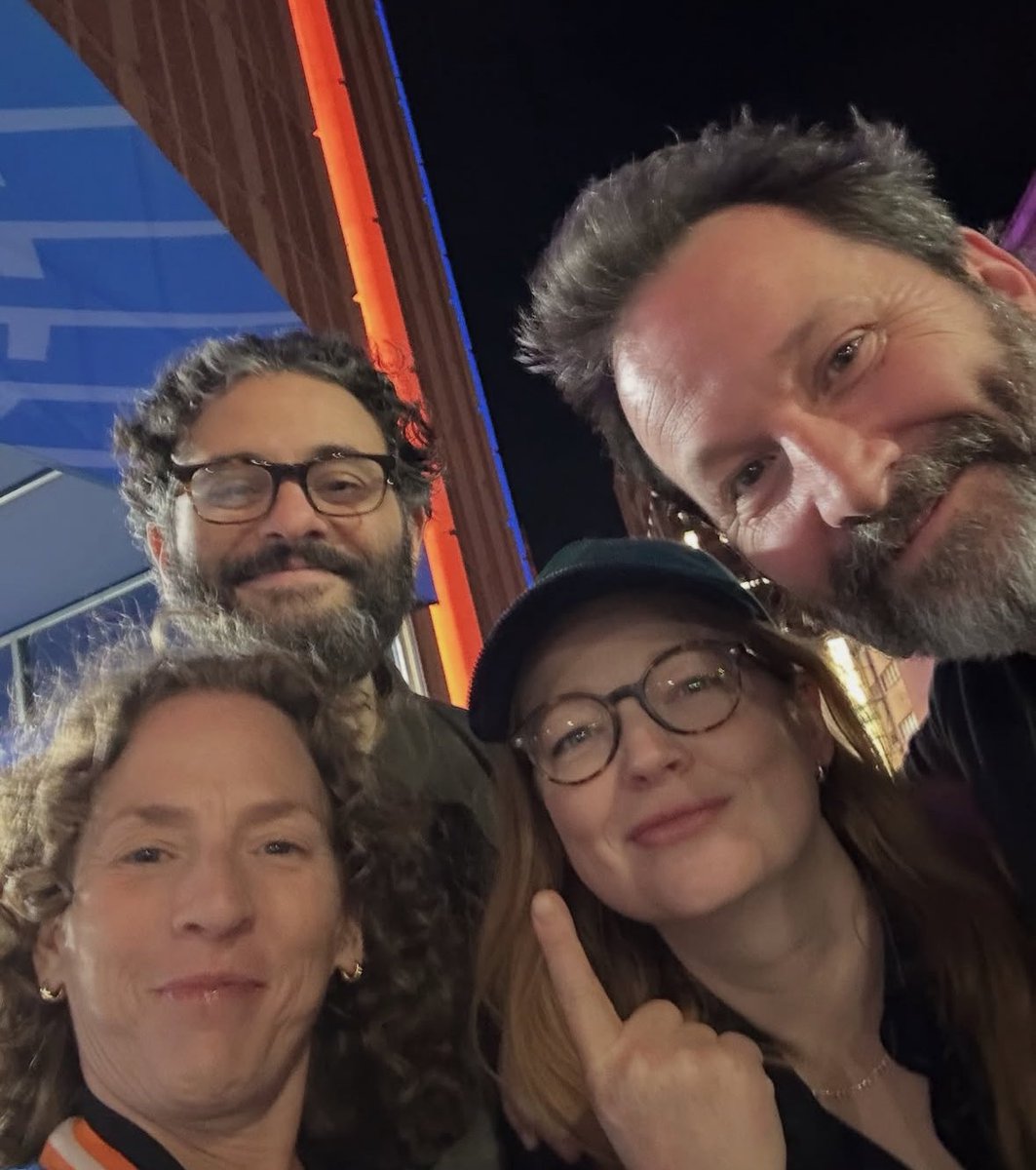 📸 | Sarah Snook with Krissy Shields, Arian Moayed, and Dave Lawson at the Knicks game