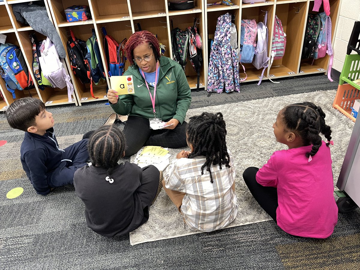 tech_and_tacos's tweet image. Our amazing Lead Interventionist @kendrawilsonhol @PRE_Explorers helps Kindergarteners in our Dual Language Immersion Program build strong early reading skills! ✨📚💬

Learning to read is an adventure! 🌟🐝